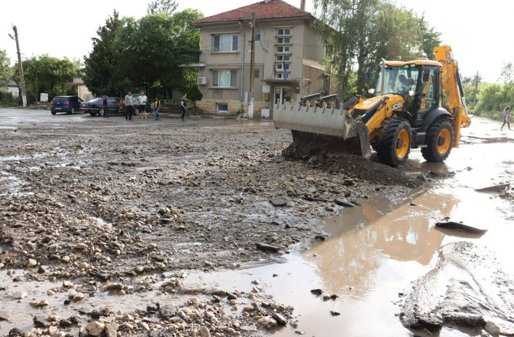 За жълти стотинки се продава къща в най-зловещото село в Северозапада, където нощем...