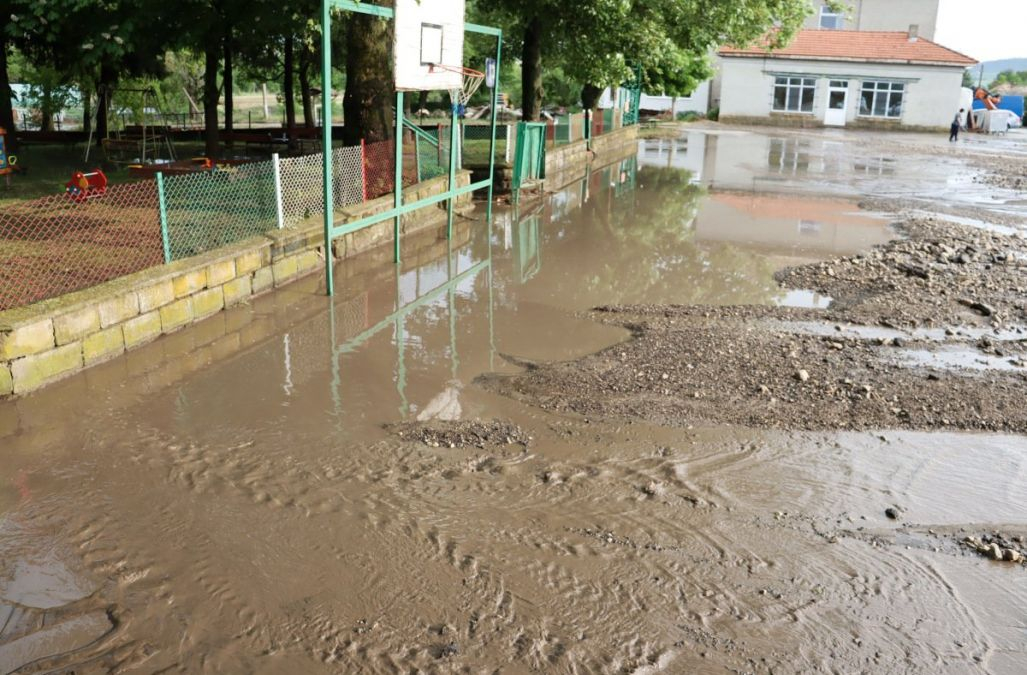 За жълти стотинки се продава къща в най-зловещото село в Северозапада, където нощем...