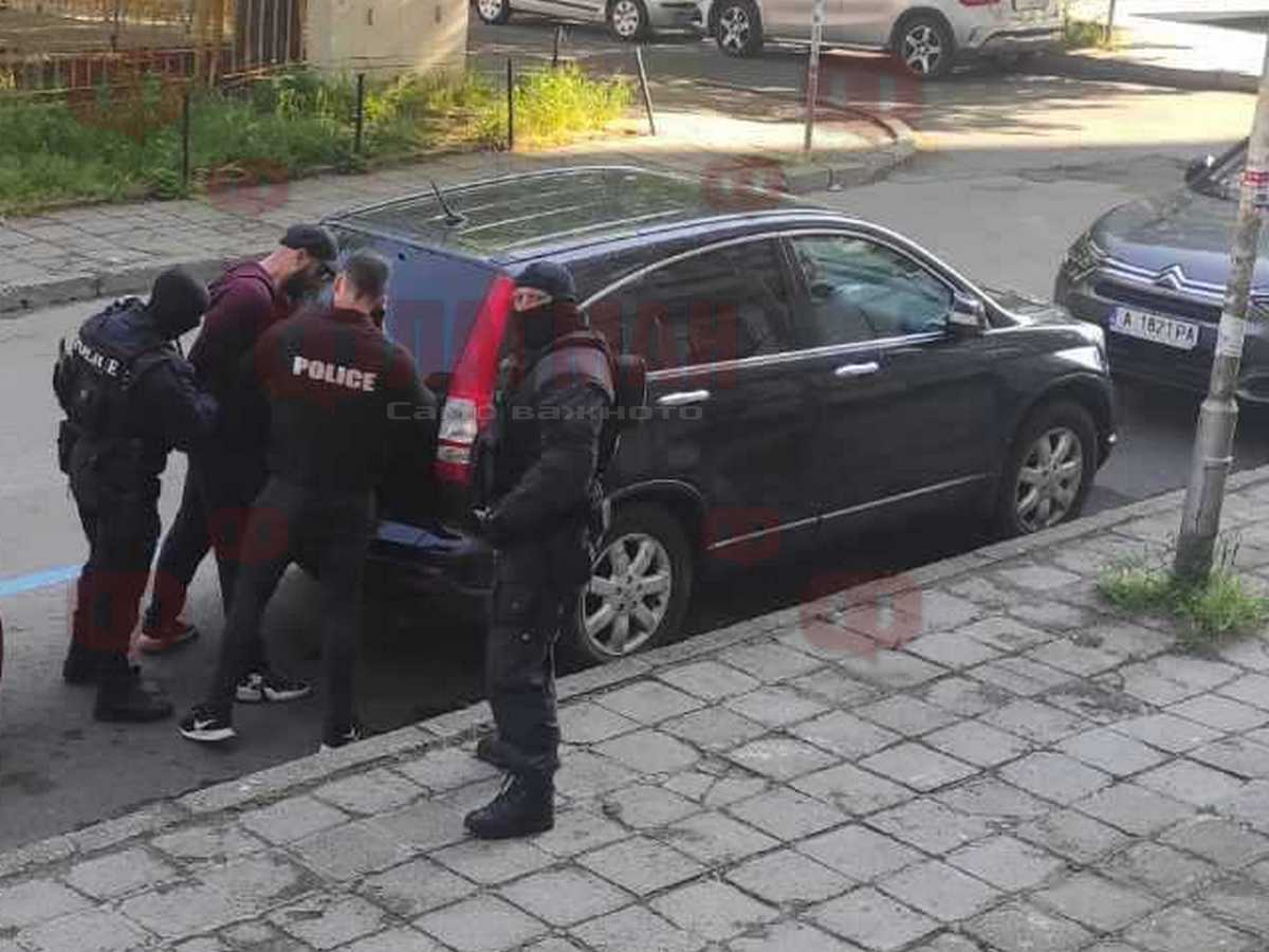 Зрелищна акция! Тръшнаха мъжа, забивал кирки в джипове на украинци в Бургас ВИДЕО
