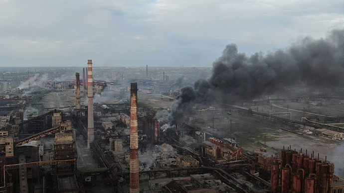 Бойци от "Азов" излизат от катакомбите и започнаха да се предават ВИДЕО