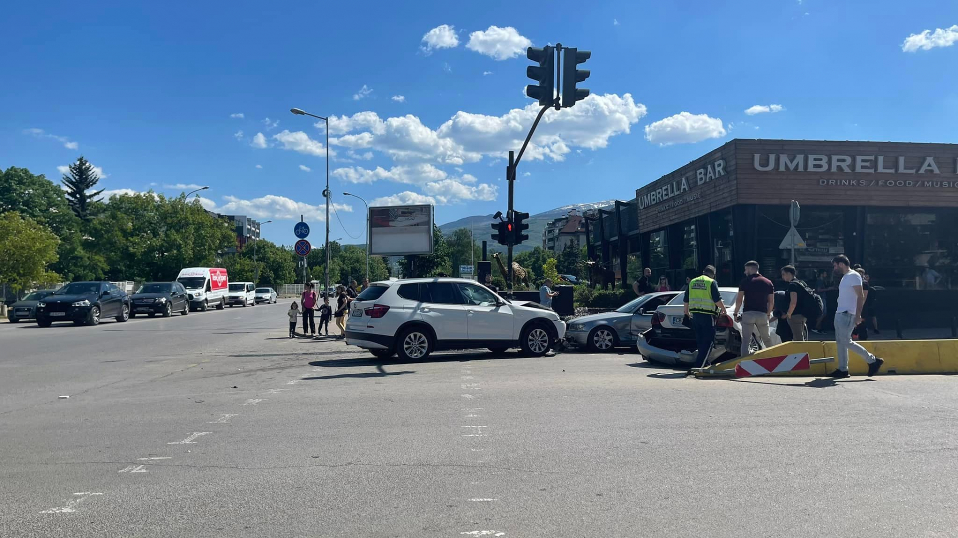 Жестока катастрофа с три БМВ-та пред култов бар в Студентски град СНИМКИ