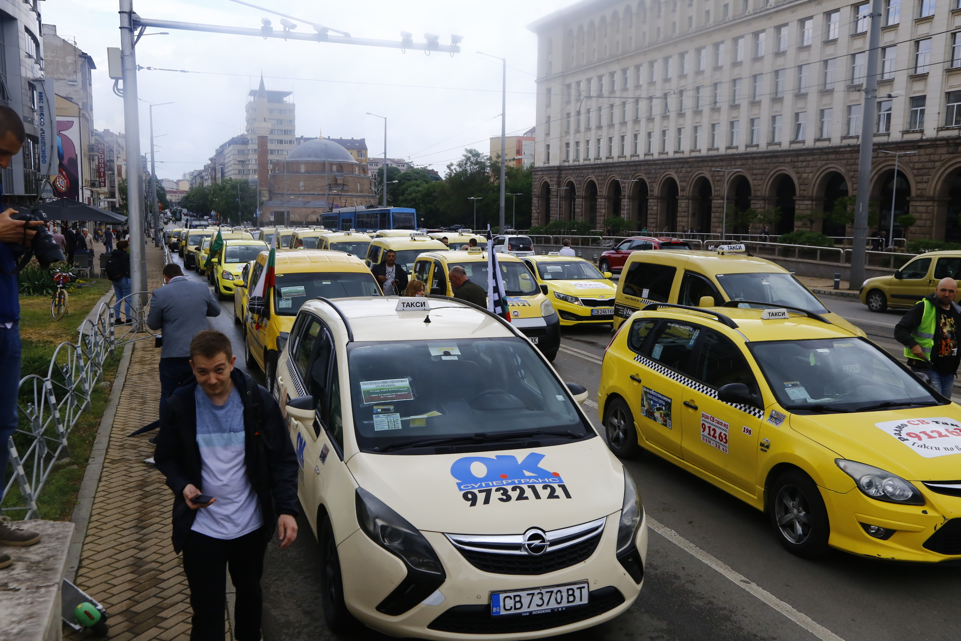 Протестите в София и страната се разрастват, в столицата пристигат подкрепления от... СНИМКИ