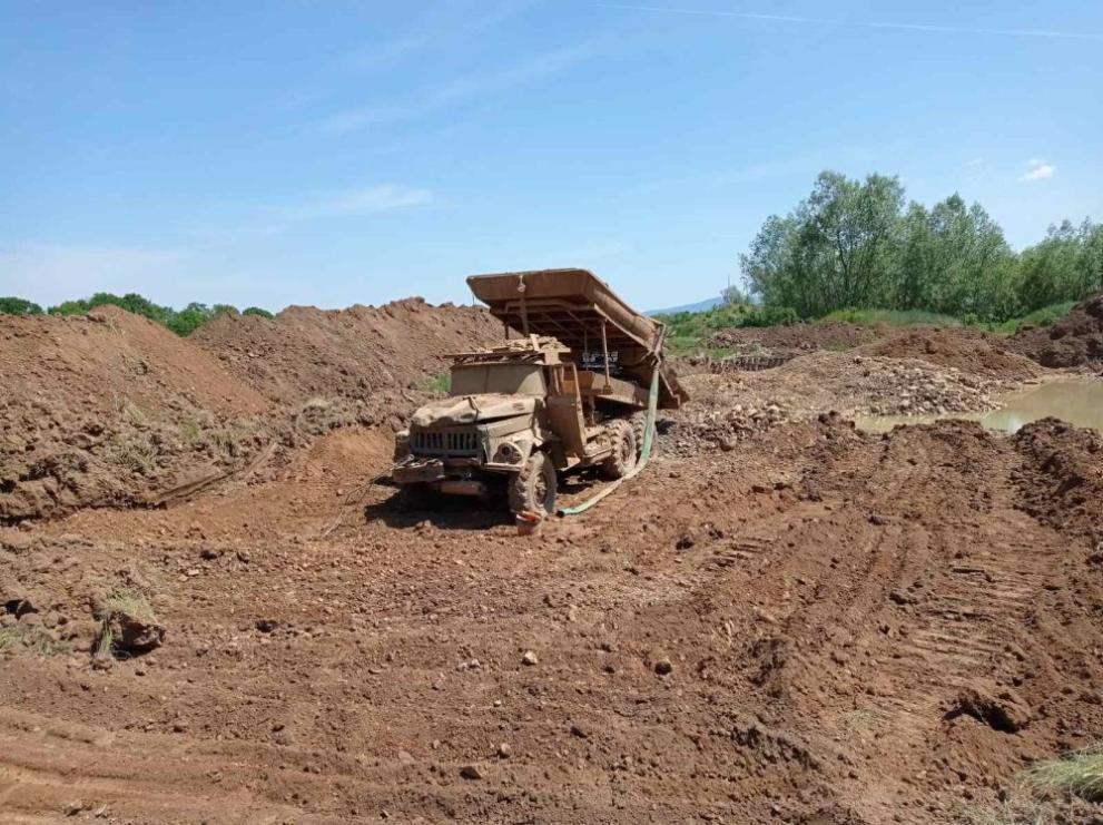 Прокуратурата разследва копаенето на злато с багер край язовир „Огоста“