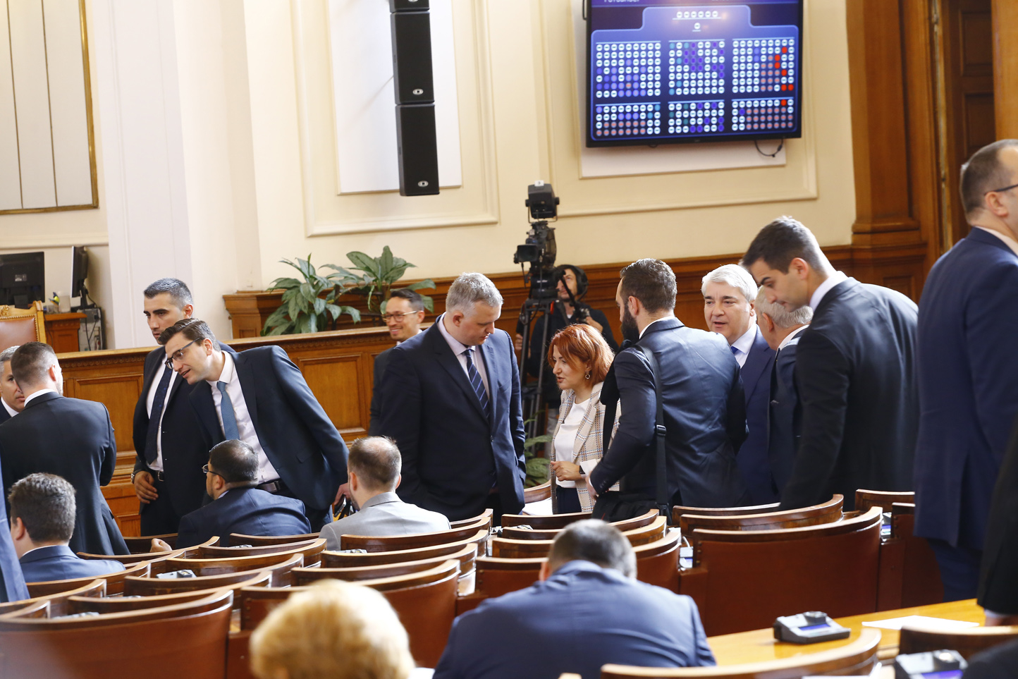 Жега в парламента: Депутатите ще въртят на шиш...