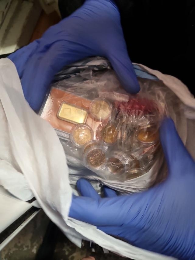 Ето ги торбите със злато и пари на бандата на Селим, спипани при акцията в Сливен СНИМКИ