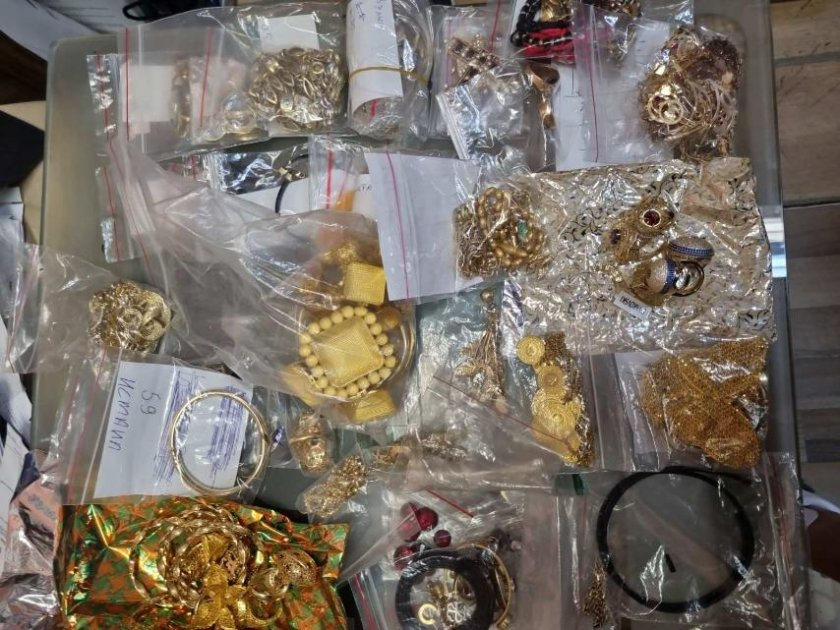 Ето ги торбите със злато и пари на бандата на Селим, спипани при акцията в Сливен СНИМКИ