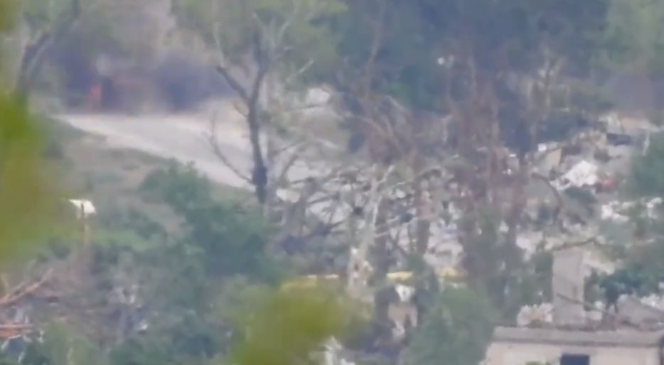 ВИДЕО от войната: Унищожиха бронирана машина на руското разузнаване в Рубижне