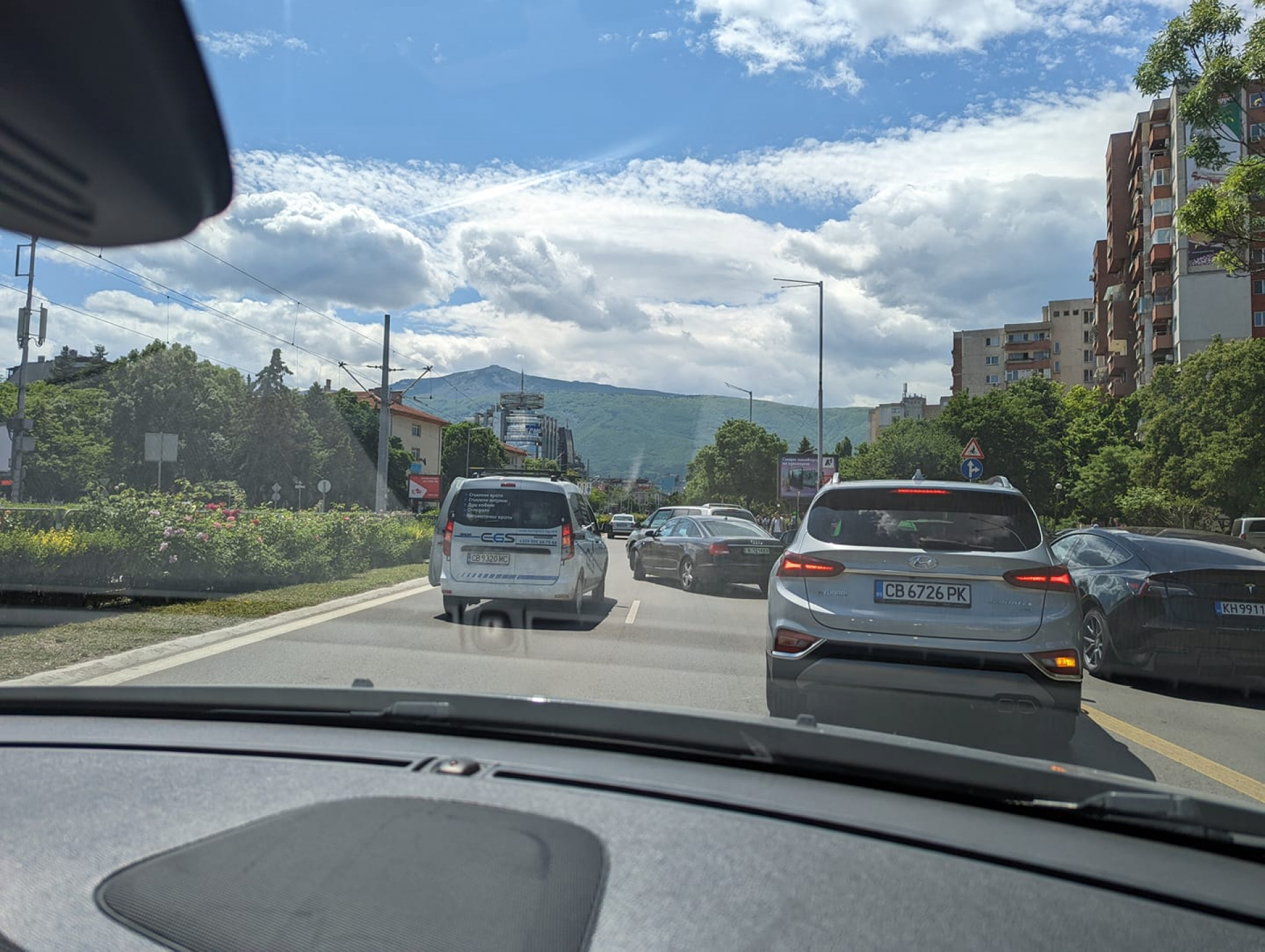 Първо в БЛИЦ! Адско меле в София, летят пожарни и линейки СНИМКА