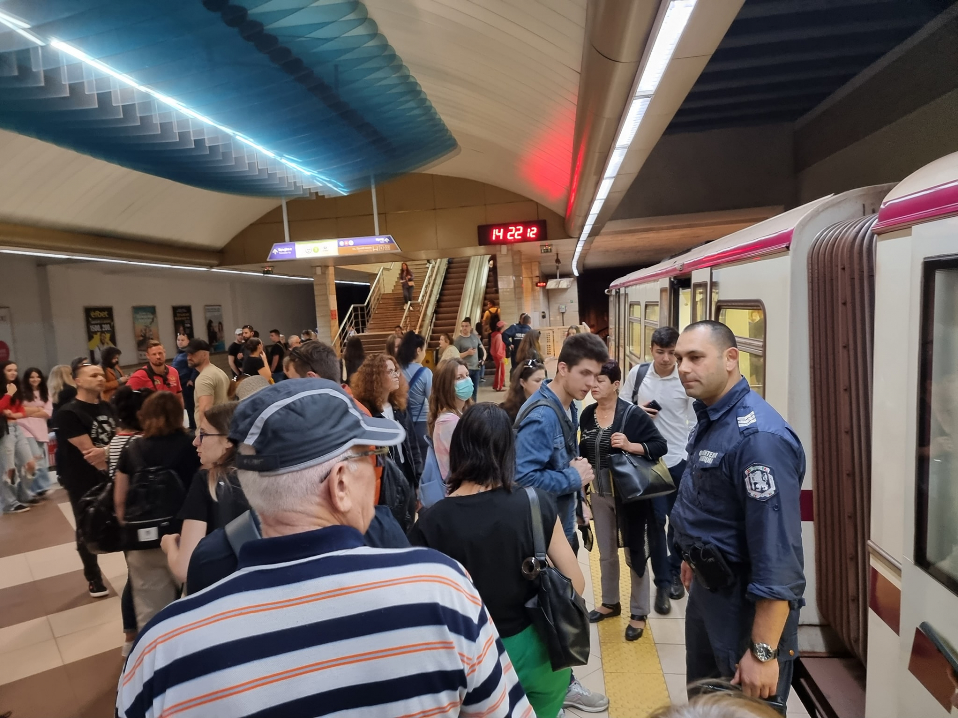 Извънредна ситуация в метрото в София, свалят пътниците от влаковете СНИМКИ