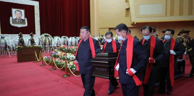 Ким Чен Ун направи немислимото насред COVID кошмара, за да... СНИМКИ 