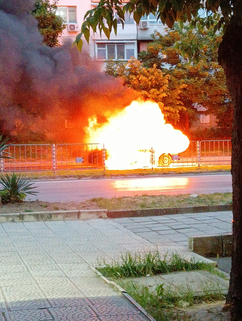 Експлозия и пожар на главен булевард във Варна, ето какво се случва ВИДЕО 