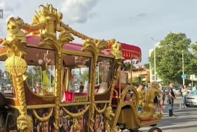 Абитуриент от "Столипиново" цъфна със златна каляска на бала ВИДЕО 