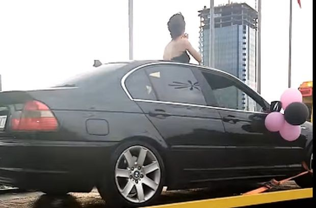 Абитуриентка в БМВ събра погледите в София ВИДЕО