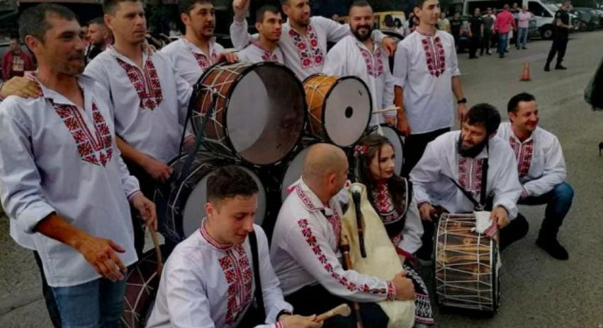 Абитуриентката Петя събра всички погледи, появи се на бала си с... СНИМКИ