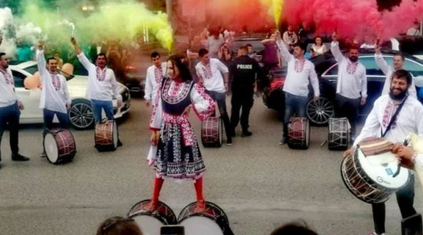 Абитуриентката Петя събра всички погледи, появи се на бала си с... СНИМКИ