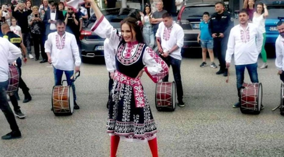 Абитуриентката Петя събра всички погледи, появи се на бала си с... СНИМКИ