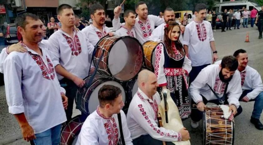 Абитуриентката Петя събра всички погледи, появи се на бала си с... СНИМКИ