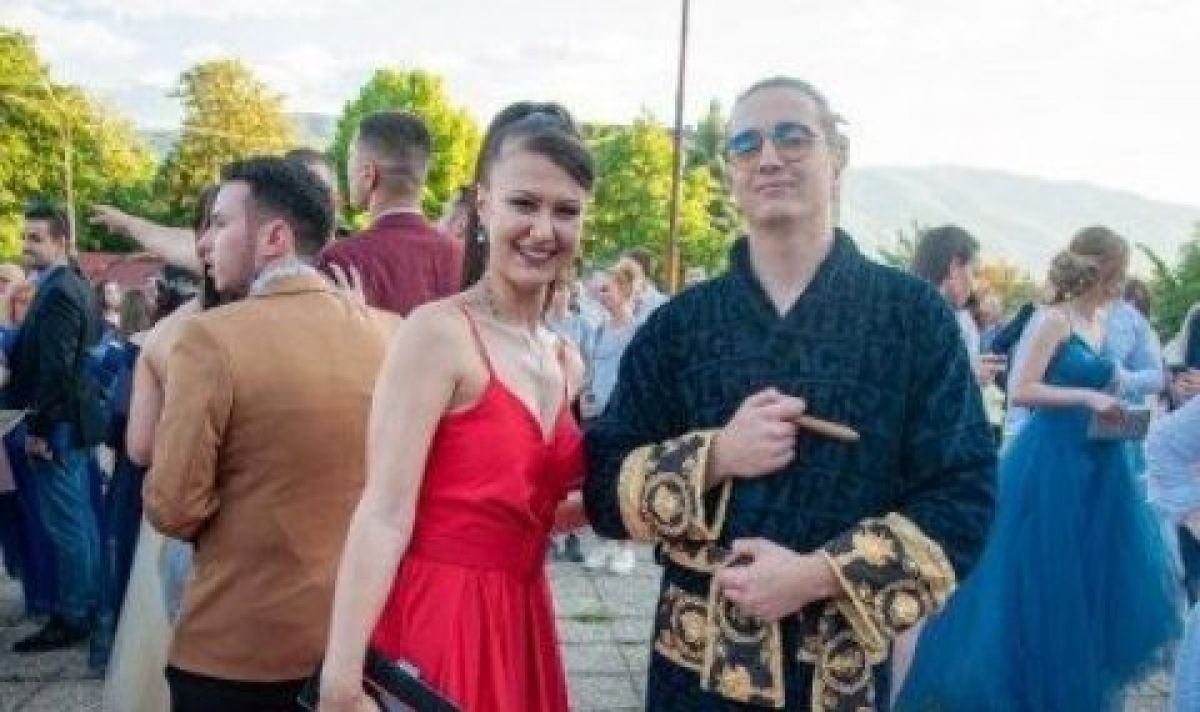 Проговори абитуриентът от Кюстендил, явил се по халат и джапанки на бала си