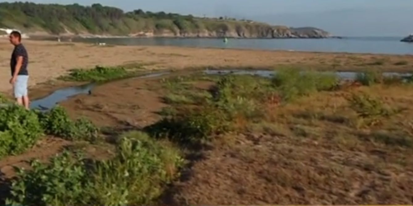 Не ходете там! Това е много известен наш плаж в началото на сезона ВИДЕО