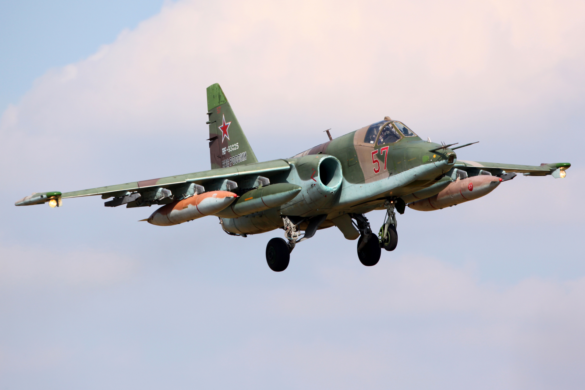 Foreign Policy: Украйна получила тайно самолети Су-25, замесена е и България