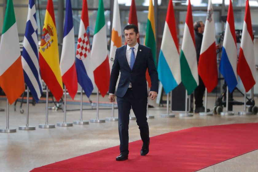 Кирил Петков ще участва на извънредно заседание за...