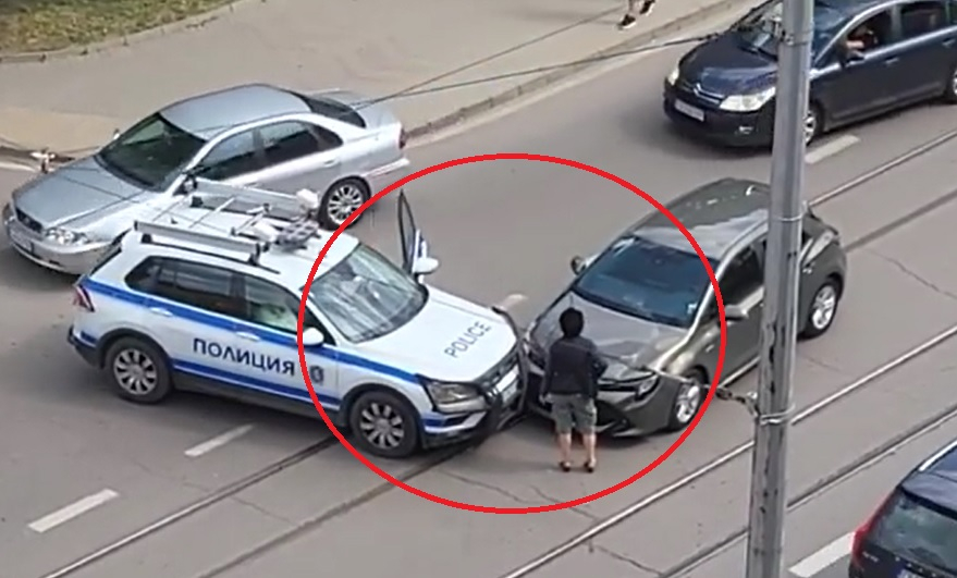 Мрежата пламна заради катастрофа с патрулка на ключов столичен булевард ВИДЕО