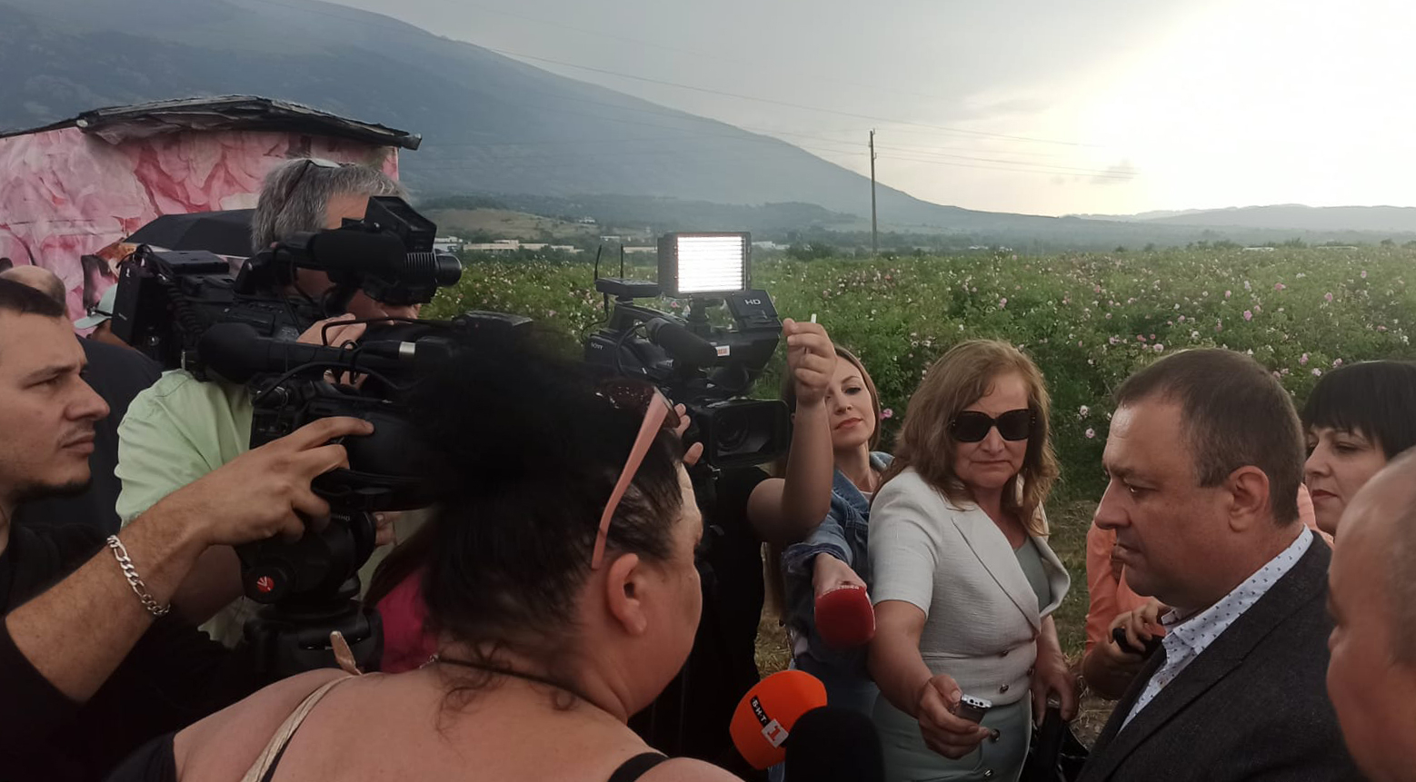 Министър Иванов в Карлово: Трябва да съхраним вековните традиции в отглеждането на рози