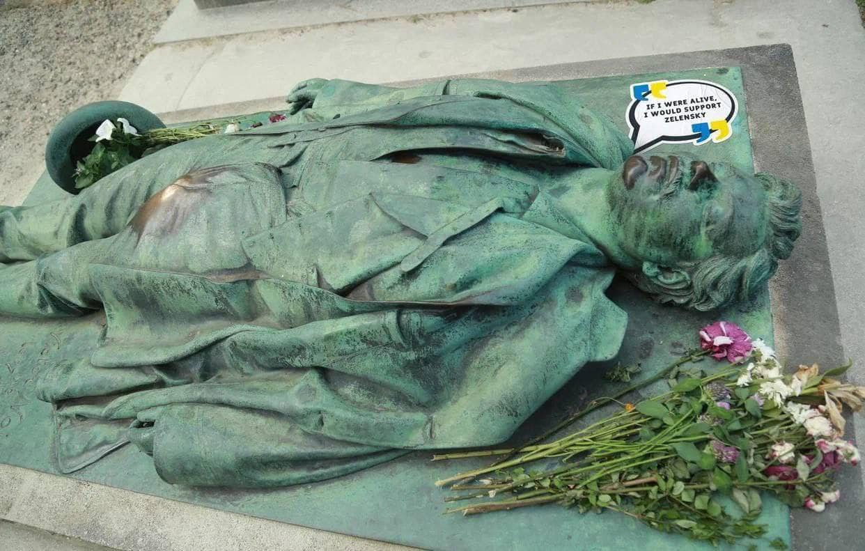 Оскверниха гробовете на Едит Пиаф, Балзак и Шопен! В основата е Зеленски СНИМКИ