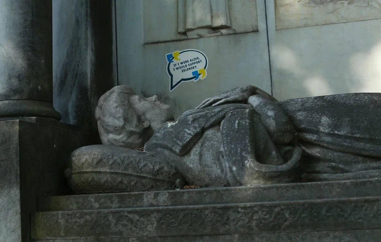 Оскверниха гробовете на Едит Пиаф, Балзак и Шопен! В основата е Зеленски СНИМКИ
