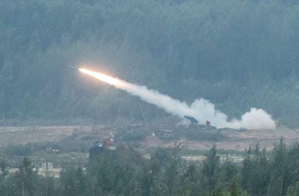 Русия се похвали с десетки нови поразени мишени, Украйна показа как взривява... ВИДЕО