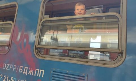 Едва 62 бежанци са отпътували организирано с влак от Бургас и Варна към вътрешността на страната