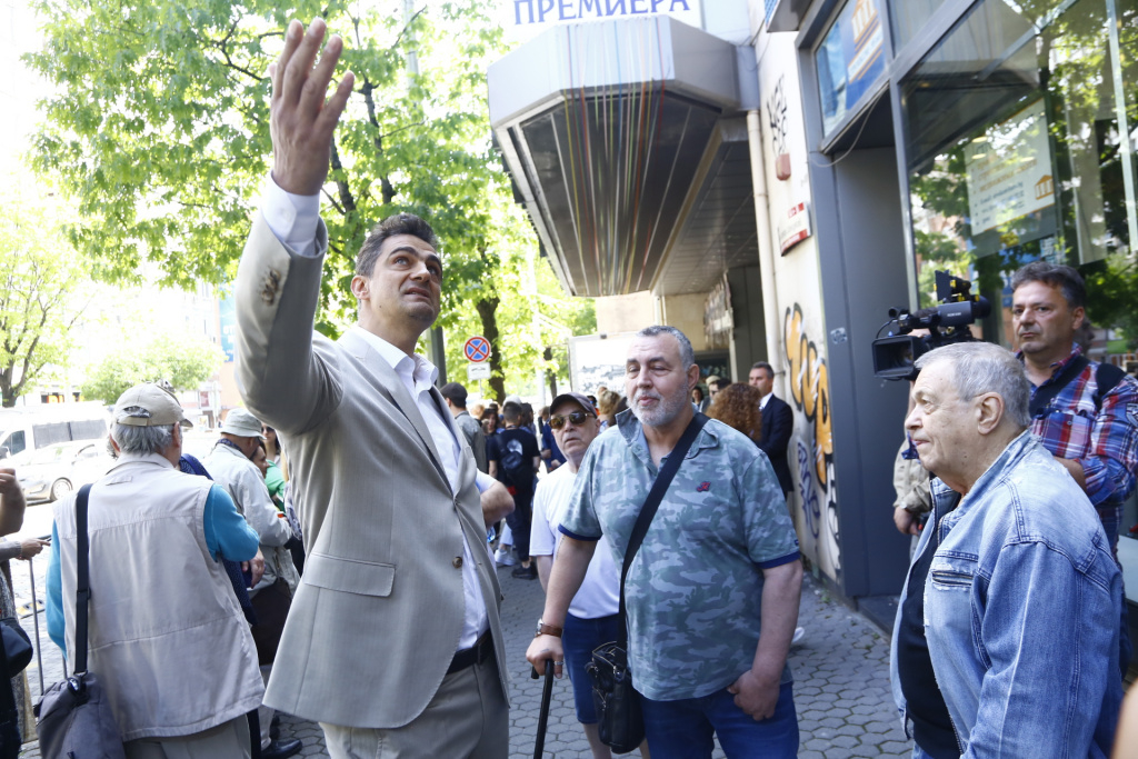 Артисти скочиха на властта, излязоха на протест пред Младежкия театър, защото... СНИМКИ