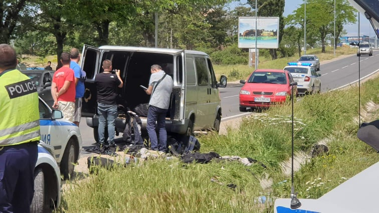 Първо в БЛИЦ: Екшън с бежанци взриви Карловско СНИМКИ