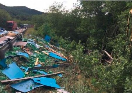 Два тира направиха голямо мазало в Прохода на Републиката СНИМКИ 