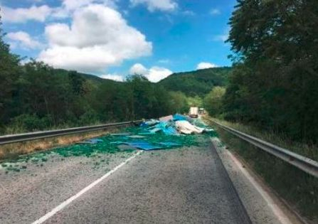 Два тира направиха голямо мазало в Прохода на Републиката СНИМКИ 