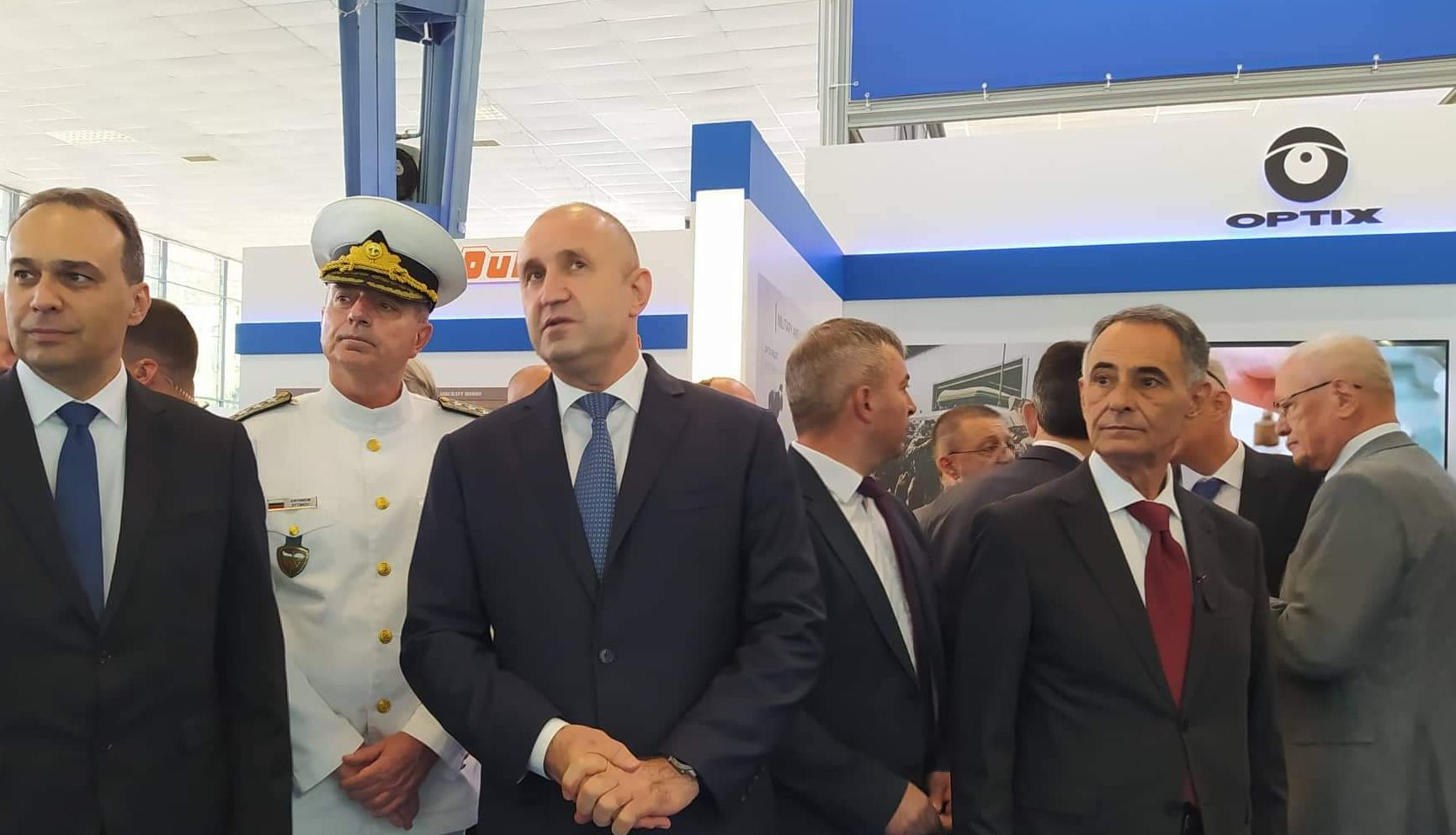 Радев коментира 3 болезнени теми и напомни на Петков кой е последната инстанция