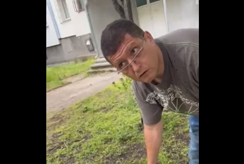 Психар размахва нож срещу малки деца в столичния кв. "Гоце Делчев", пречели му да... ВИДЕО