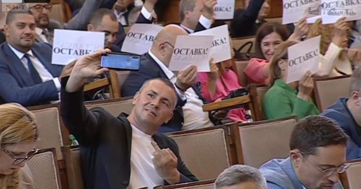 Грозен скандал в НС! Ицо Хазарта показа среден пръст на ГЕРБ и стана страшно! СНИМКИ