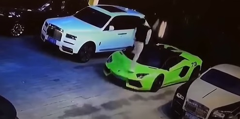 Пощурял мъж почупи четири скъпи луксозни автомобила ВИДЕО