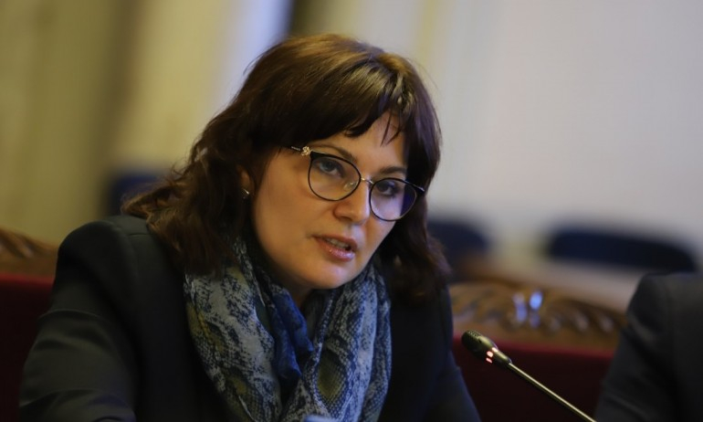 Сербезова съзря саботаж с електронните направления и настоя за...