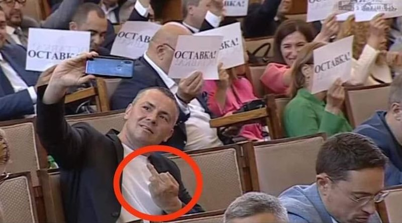 Ицо Хазарта шокира с изказване за средния си пръст в НС