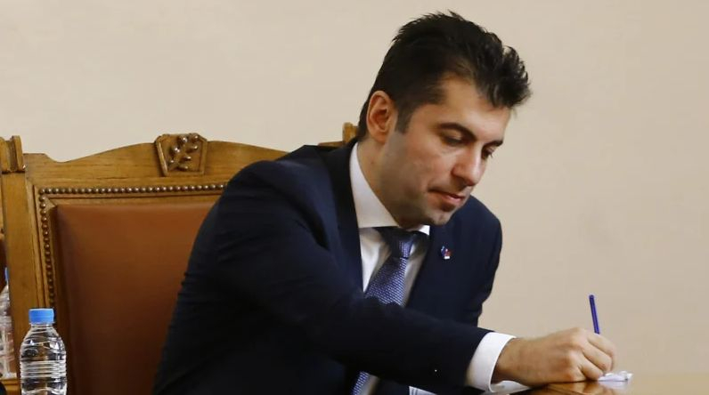 Гореща версия: Нов харвардец сменя проваления Петков като премиер