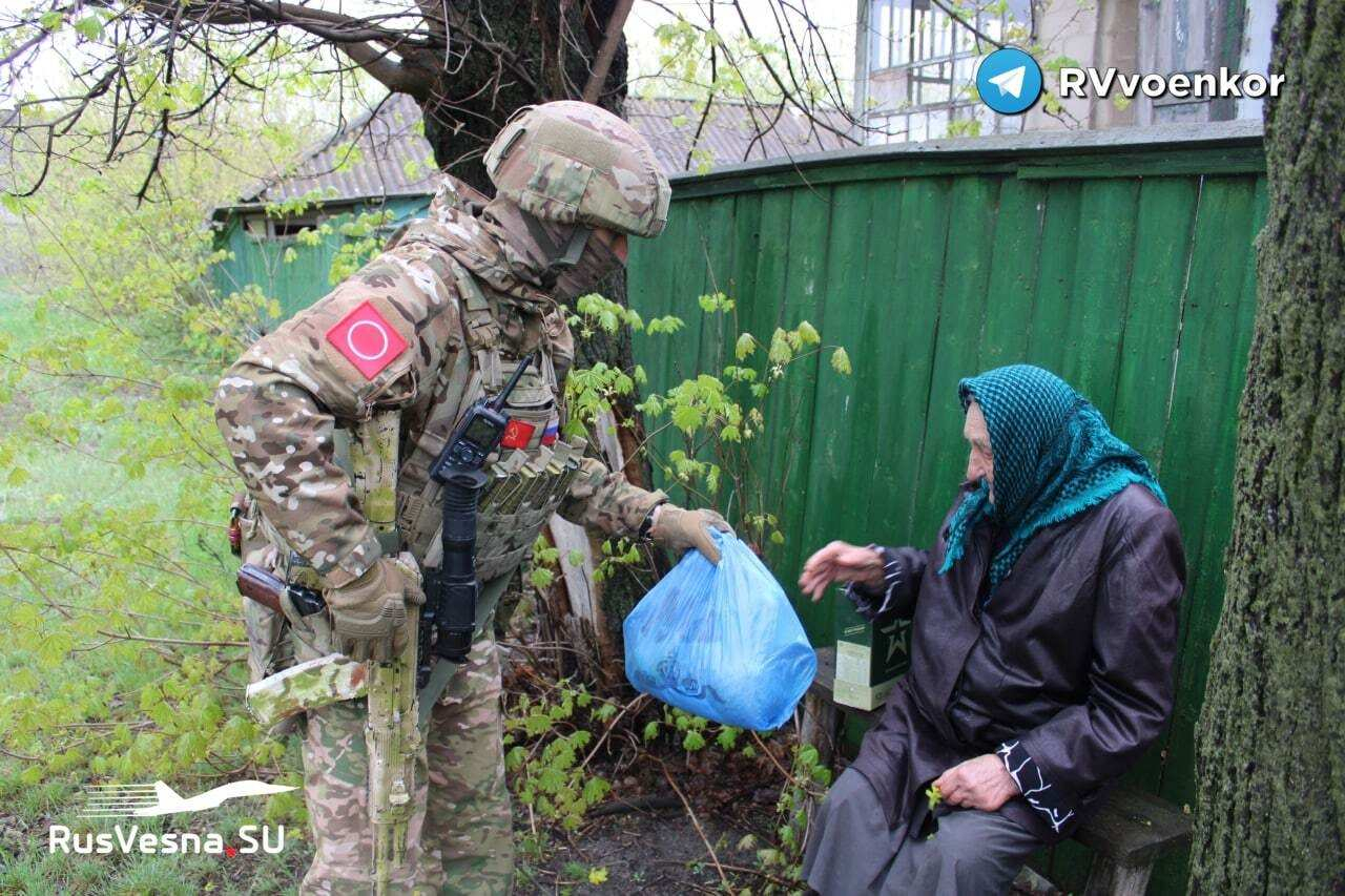 ВИДЕО от войната: Руските военни зарадваха цивилни в Харковска област