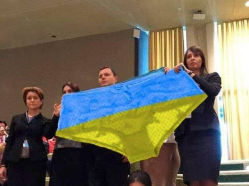Деликатен протест във ВСУ: Дамите с униформа искат бикини, а не мъжки шорти 