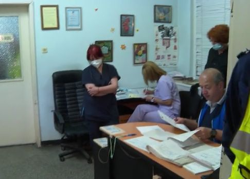 Последни новини след като бесни роми нахлуха в спешното в Самоков, проговори нападнатият лекар ВИДЕО