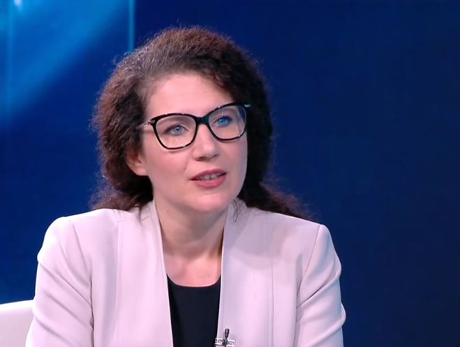 Калина Констатинова се омота в оправдания за бежанците и обяви ще подаде ли оставка 