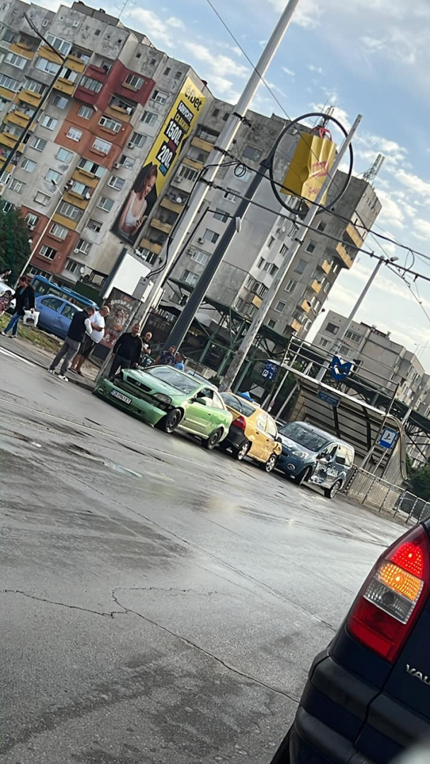 Три коли се помляха за „добро утро“ на столично кръстовище СНИМКА