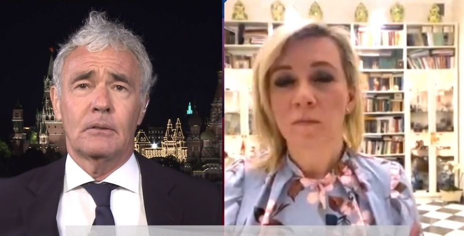 Екшън в Москва: Италиански журналист припадна след интервю със Захарова, Соловьов го свестява ВИДЕО