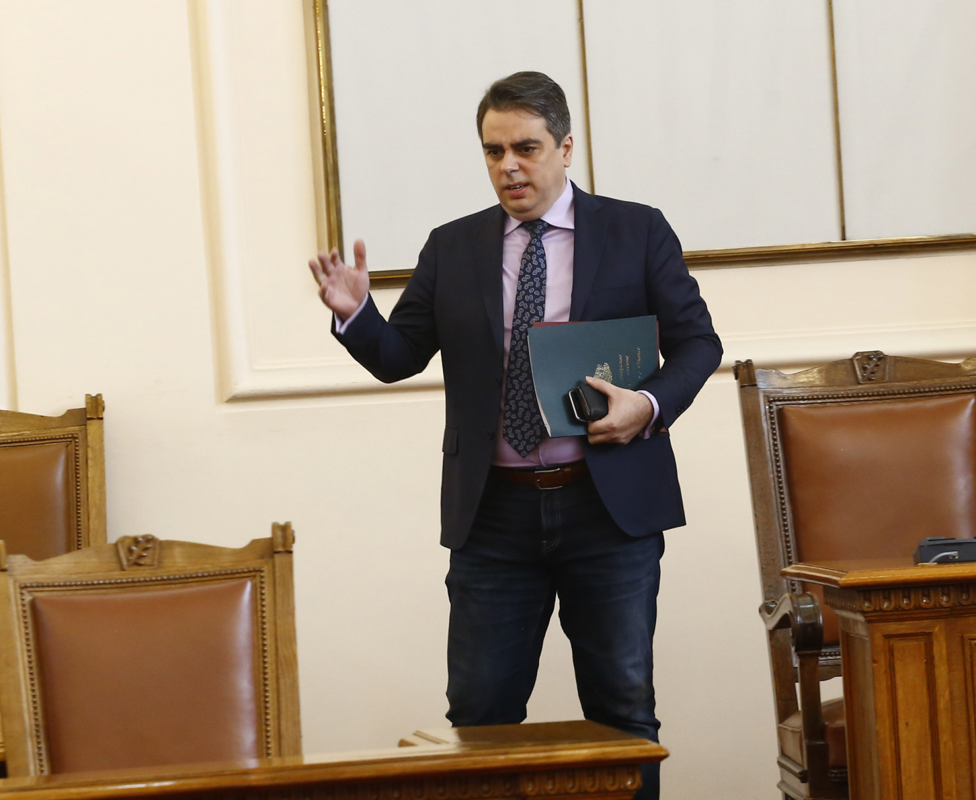 Асен Василев омаловажи приноса на президента за горивата 