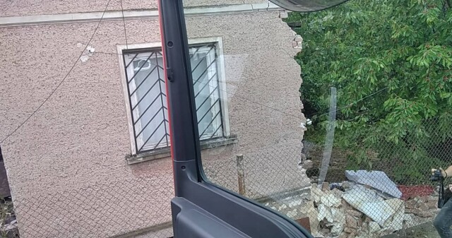 Камион влетя в къщата на дядо от Монтанско ВИДЕО 